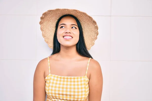 Joven Asiática Chica Sonriendo Feliz Ciudad — Foto de Stock