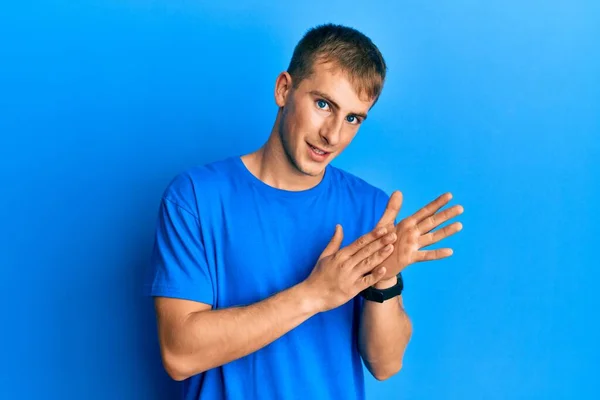 Jonge Blanke Man Draagt Casual Blauw Shirt Klappen Applaudisseren Gelukkig — Stockfoto