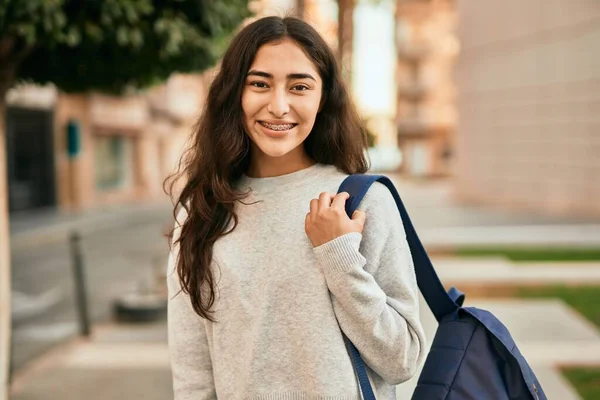 Νεαρή Μαθήτρια Από Μέση Ανατολή Χαμογελαστή Χαρούμενη Που Στέκεται Στην — Φωτογραφία Αρχείου