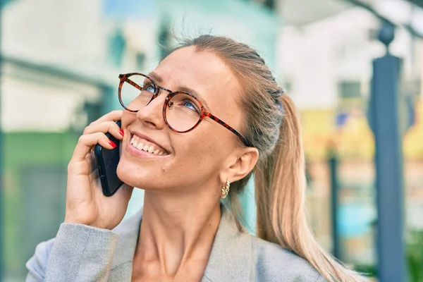 Ung Blond Affärskvinna Ler Glad Prata Smartphone Staden — Stockfoto