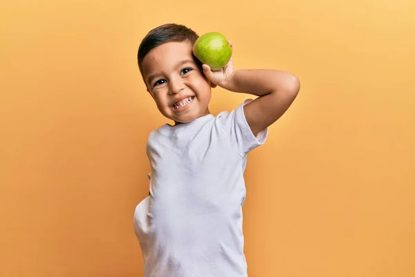 Bedårande Latin Småbarn Ler Glad Innehav Grönt Äpple Tittar Kameran — Stockfoto