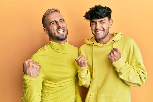Pareja Homosexual Gay Pie Juntos Vistiendo Ropa Amarilla Emocionada Por —  Fotos de Stock