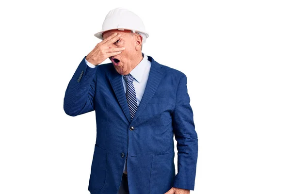 Senior Stilig Gråhårig Man Klädd Kostym Och Arkitekt Hatt Kika — Stockfoto