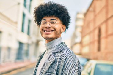 Genç Afrikalı Amerikalı iş adamı şehirde mutlu mesut dikiliyor..