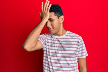 Gündelik giysiler giyen genç bir Arap hata için el ele tutuşup şaşırdı. Hatayı hatırla. Unuttum, kötü hafıza kavramı. 