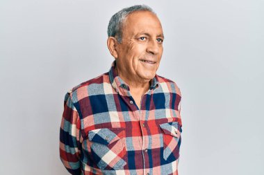 Latin kökenli üst düzey bir adam günlük giysiler giyiyor. Tarafını arıyor, profil pozu veriyor. Doğal bir yüzü ve kendine güvenen bir gülümsemesi var.. 