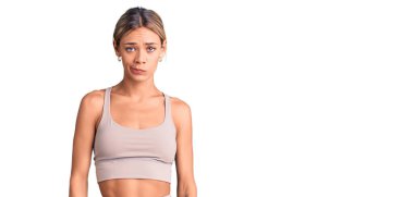 Güzel beyaz kadın spor giysisi giyiyor. Depresyonda ve endişe içinde. Kızgın ve korkmuş bir şekilde ağlıyor. hüzünlü ifade. 