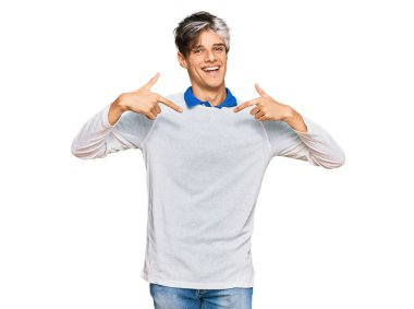 Günlük kıyafetler giyen, kendine güveni olan, kendini gururlu ve mutlu gösteren genç İspanyol bir adam.. 