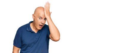 Orta yaşlı, kel, gündelik giysiler giyen bir adam. Yanlışlıkla kafa kafaya şaşırmış. Hatayı hatırla. Unuttum, kötü hafıza kavramı. 