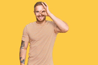 Genç İrlandalı, günlük kıyafetler giymiş, gülümseyen mutlu, el pençe divan duran, el pençe divan duran. 