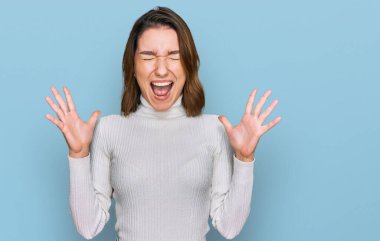 Kafkasyalı genç bir kız, gündelik giysiler giyip başarının çılgınlığını kutluyor. Kolları havada ve gözleri kapalı, heyecanlı çığlıklar atıyorlar. Kazanan konsept 