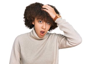 Kışlık yün kazak giyen genç İspanyol kız, hata sonucu kafasında bir el ile şaşırdı. Hatayı hatırla. Unuttum, kötü hafıza kavramı. 