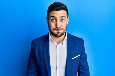 Genç İspanyol iş adamı iş ceketi giyiyor. Komik yüzlü yanakları şişiriyor. Havayla şişmiş ağız, çılgın bir ifade.. 