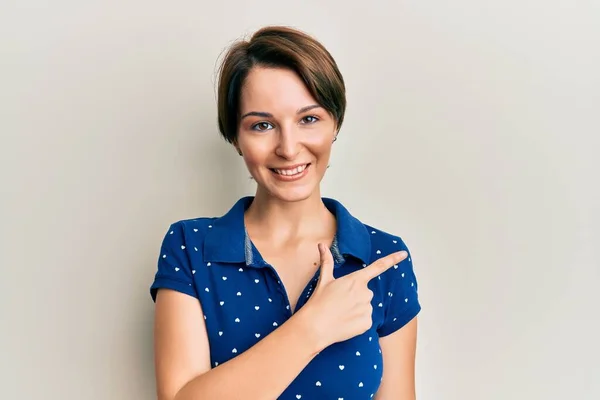 Jovem Morena Com Cabelo Curto Vestindo Roupas Casuais Sorrindo Alegre — Fotografia de Stock