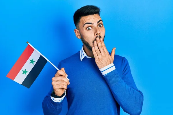Mladý Hispánec Plnovousem Držící Syrskou Vlajku Ústech Šokovaný Vystrašený Omylu — Stock fotografie