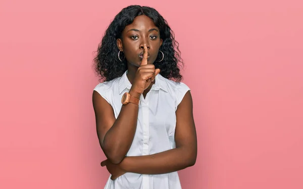 Mooie Afrikaanse Jonge Vrouw Draagt Casual Kleding Vraagt Stil Zijn — Stockfoto