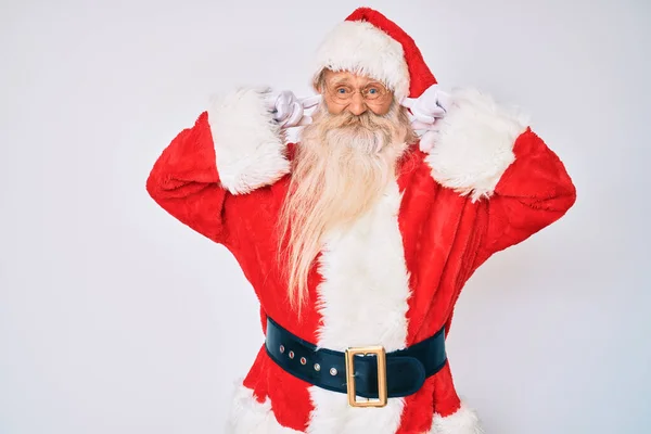 Starý Starší Muž Šedivými Vlasy Dlouhými Vousy Kostýmu Santa Clause — Stock fotografie