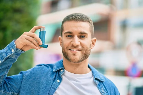 Jonge Kaukasische Astmatische Man Glimlachend Gelukkig Vasthoudende Inhalator Het Park — Stockfoto