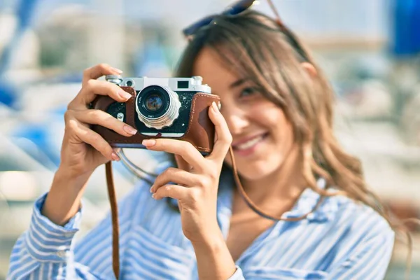 Muda Hispanik Wisatawan Wanita Tersenyum Bahagia Menggunakan Kamera Vintage Pelabuhan — Stok Foto
