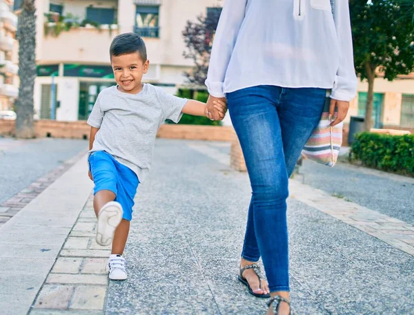 Adorable Madre Latina Hijo Caminando Por Ciudad — Foto de Stock