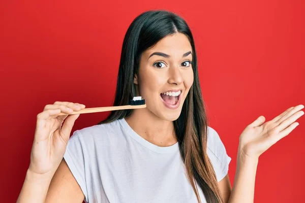 Jovem Morena Segurando Escova Dentes Com Pasta Dentes Celebrando Realização — Fotografia de Stock