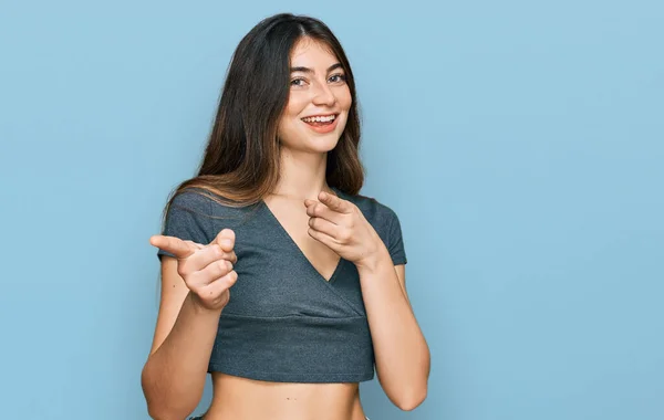 Ung Vacker Tonåring Flicka Bär Casual Gröda Topp Skjorta Peka — Stockfoto