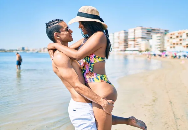 Jovem Casal Latino Vestindo Roupa Banho Sorrindo Feliz Andando Praia — Fotografia de Stock