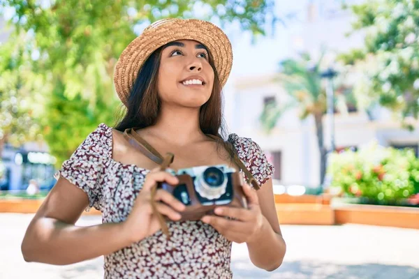 Jeune Femme Latine Vacances Utilisant Une Caméra Vintage Marchant Dans — Photo
