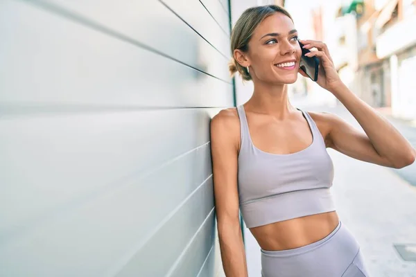 Jonge Blanke Fitnessvrouw Draagt Sportkleding Training Buiten Spreken Aan Telefoon — Stockfoto