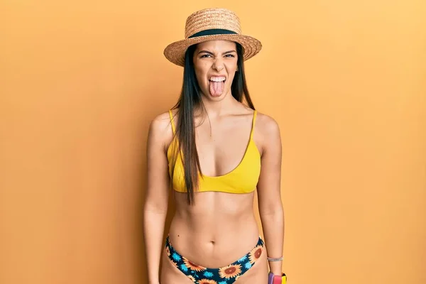 Mujer Hispana Joven Con Bikini Sombrero Verano Sacando Lengua Feliz — Foto de Stock