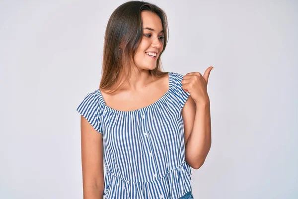 Hermosa Mujer Caucásica Con Camisa Rayas Casuales Apuntando Pulgar Hacia — Foto de Stock