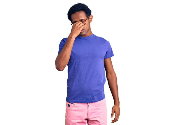Afričan Pohledný Muž Neformálním Oblečení Brýlích Unavený Tření Nosu Očí — Stock fotografie