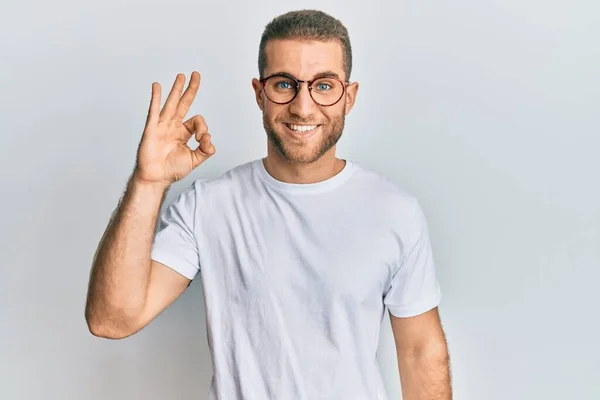 Ung Kaukasier Man Bär Casual Kläder Och Glasögon Ler Positivt — Stockfoto