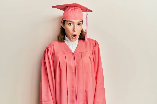 Jeune Femme Caucasienne Portant Casquette Graduation Robe Cérémonie Effrayée Choquée — Photo