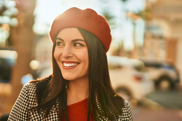 Junge Hispanische Frau Lächelt Glücklich Der Stadt — Stockfoto