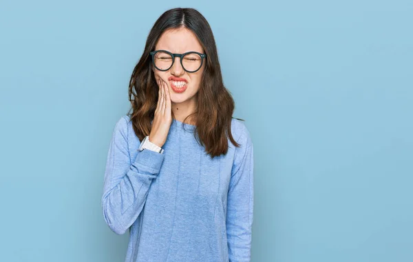 Mujer Hermosa Joven Que Usa Ropa Casual Gafas Tocando Boca — Foto de Stock