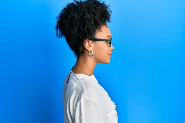 Chica Afroamericana Joven Con Ropa Casual Gafas Mirando Lado Relajarse — Foto de Stock