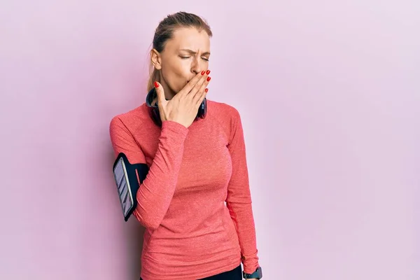 Schöne Kaukasische Frau Sportbekleidung Und Armband Gelangweilt Gähnend Müde Mund — Stockfoto