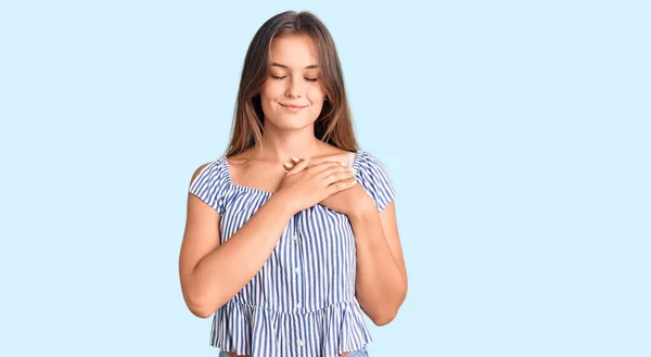 Vacker Kaukasisk Kvinna Klädd Avslappnade Kläder Leende Med Händerna Bröstet — Stockfoto