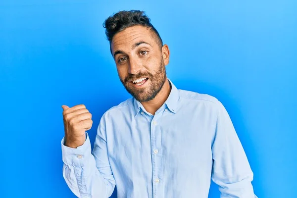 Homem Bonito Com Barba Vestindo Roupas Casuais Sorrindo Com Rosto — Fotografia de Stock