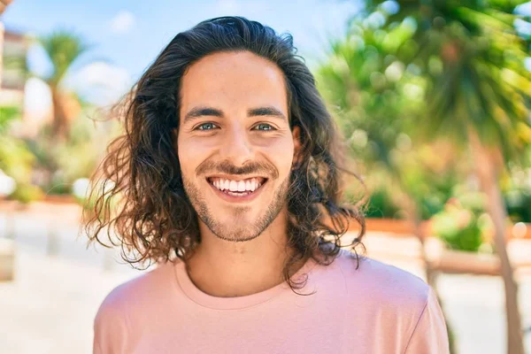 Joven Hombre Hispano Sonriendo Feliz Mirando Cámara Ciudad —  Fotos de Stock