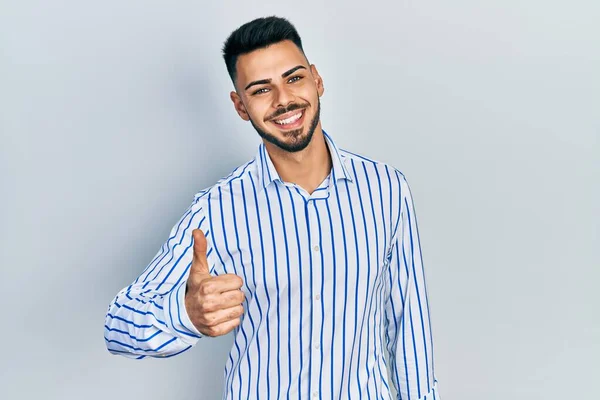 Homem Hispânico Jovem Com Barba Vestindo Camisa Listrada Casual Fazendo — Fotografia de Stock