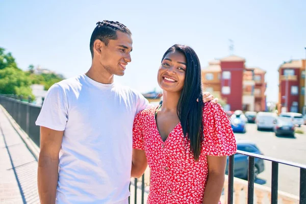 Jong Latijn Paar Glimlachen Gelukkig Knuffelen Straat Van Stad — Stockfoto