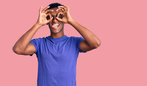 Hombre Guapo Africano Con Ropa Casual Gafas Haciendo Buen Gesto — Foto de Stock