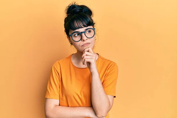 Gündelik Kıyafetler Gözlük Takan Genç Spanyol Kız Ciddi Bir Yüzle — Stok fotoğraf