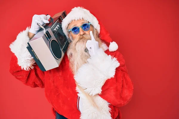 Starý Muž Kostýmu Santa Clause Boomboxu Vážný Obličej Přemýšlí Otázce — Stock fotografie