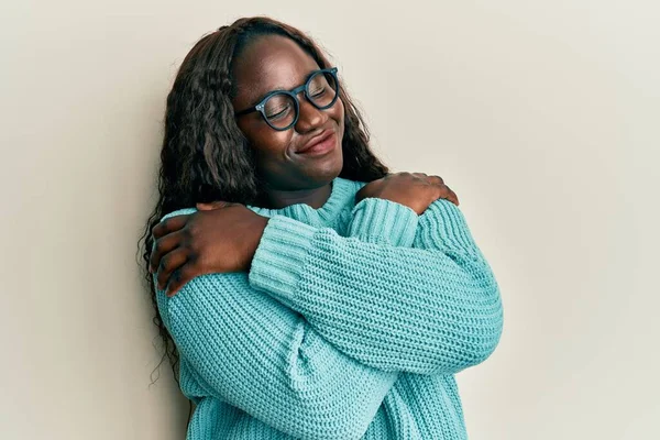 Africká Mladá Žena Sobě Ležérní Oblečení Brýle Objímající Šťastný Pozitivní — Stock fotografie