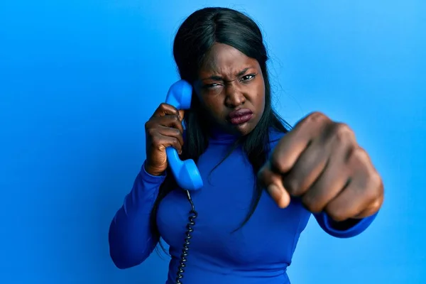 Африканская Молодая Женщина Говорящая Старинному Телефону Раздражена Разочарована Криками Гнева — стоковое фото