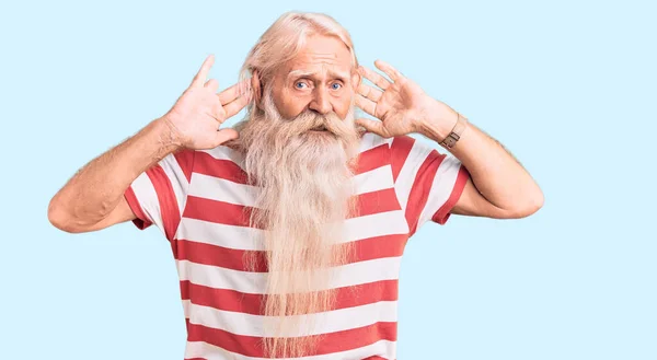 Gri Saçlı Uzun Sakallı Çizgili Tişörtlü Yaşlı Bir Adam Iki — Stok fotoğraf