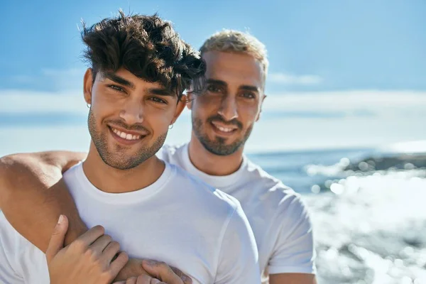 Genç Eşcinsel Çift Gülümsüyor Kumsalda Mutlu Bir Kucaklaşma — Stok fotoğraf
